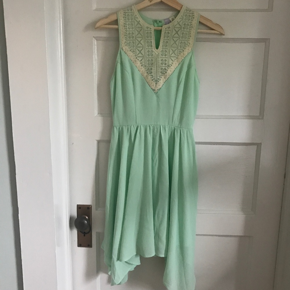 Francesca's Collection Mint Green Midi Dress with Cream Lace Yoke